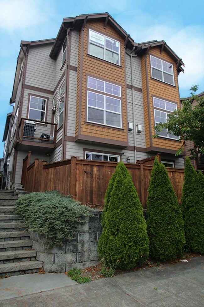 Building Photo - 3 BED SEATTLE TOWNHOME FOR RENT W HIGH END FINISHES & EASY COMMUTE