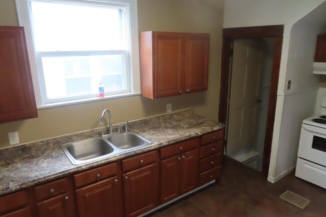 Building Photo - 806 E Deshler Ave