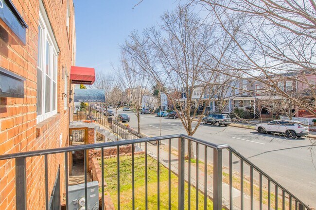 Foto del edificio - Newly Renovated 1 BR/1 BA Apartment in Hil...