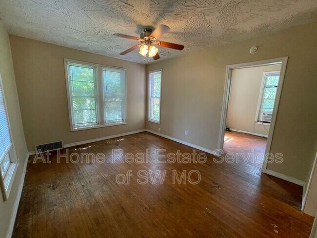 Building Photo - 530 W Mt Vernon St