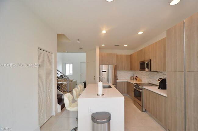 Building Photo - 3 br, 3 bath House - 10220 NW 72nd Ter # 1...