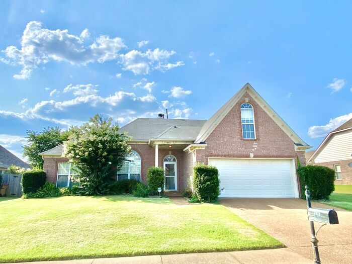 Foto principal - Now leasing a spacious 3 bedroom 2 bath ho...
