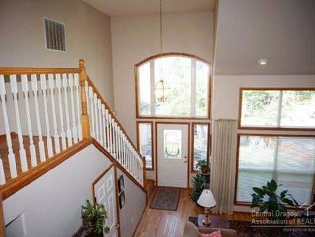 Foto del edificio - Spacious 4 Bed/2.5 Bath Home on Cul-De-Sac - NE Bend