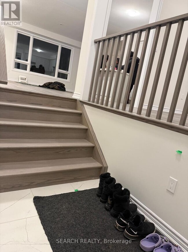 Building Photo - 293 Lindsay St N