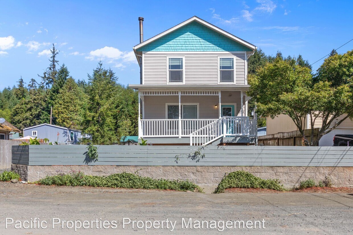 3 br, 2.5 bath House 1296 Dakota Ave. House Rental in Coos Bay, OR