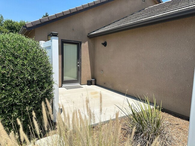 Building Photo - 2025 Bella Oaks Dr