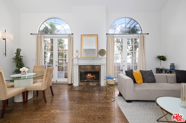 Building Photo - 930 N Doheny Dr