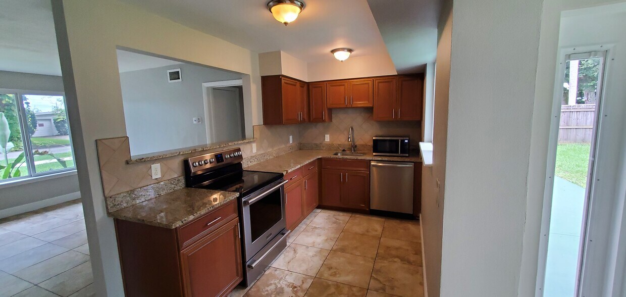 Great updated kitchen - 712 Saint Lucie Ln