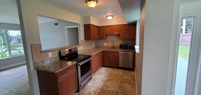 Great updated kitchen - 712 Saint Lucie Ln House