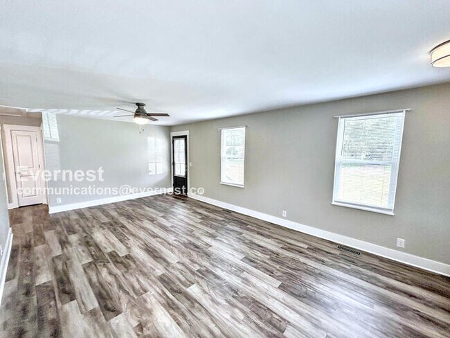 Foto del edificio - 3 Bed, 1.5 Bath Home with Fenced Yard / Pe...