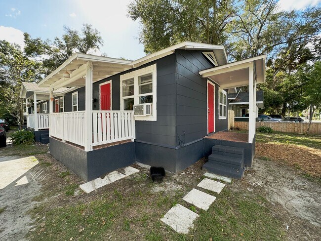 Building Photo - Cozy 2 Bedroom, 1 Bathroom in Fifth Avenue...