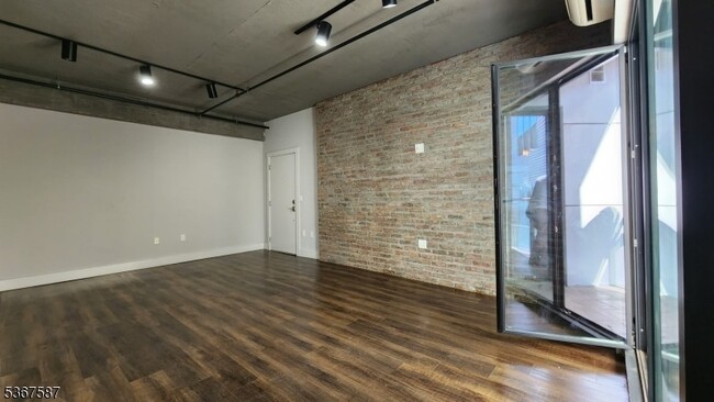 Building Photo - 58-60 Elm Street Unit 601