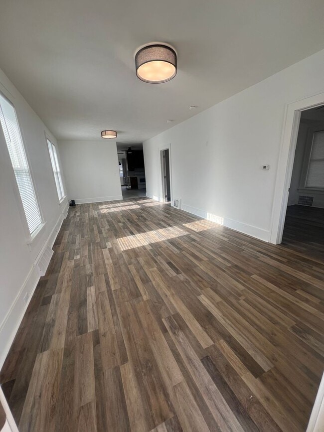 Building Photo - Charming Main Floor Apartment – 2 Bed, 1 B...