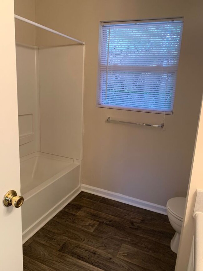 Building Photo - Melrose Apartments, 1br 1ba Apartment, FIR...