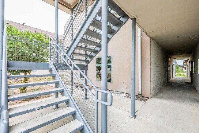 Foto del edificio - 1511 Don Camilo Blvd