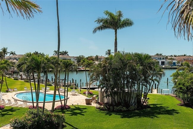 Foto del edificio - 400 Park Shore Dr