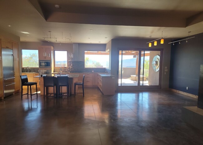 Building Photo - Beautiful Desert Oasis! 3 Bedroom, Single ...
