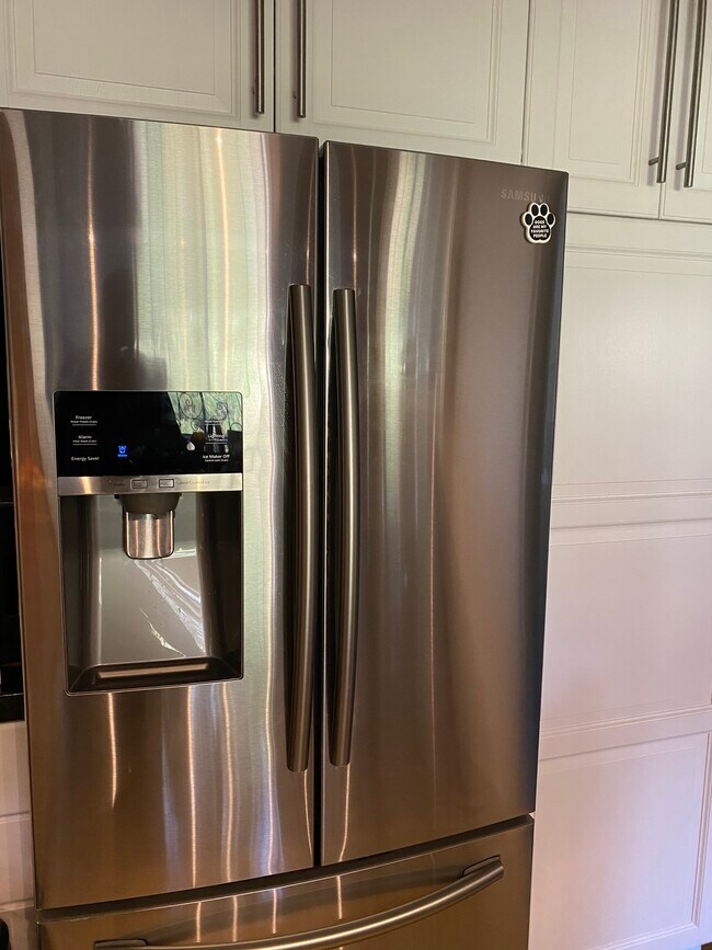 Samsung refrigerator - 6740 Hillpark Dr