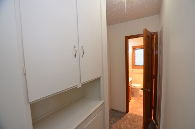 Building Photo - Cute DSM Ranch Home