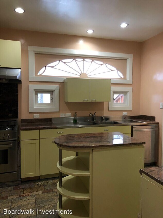 Foto principal - 270-272 Roosevelt Way