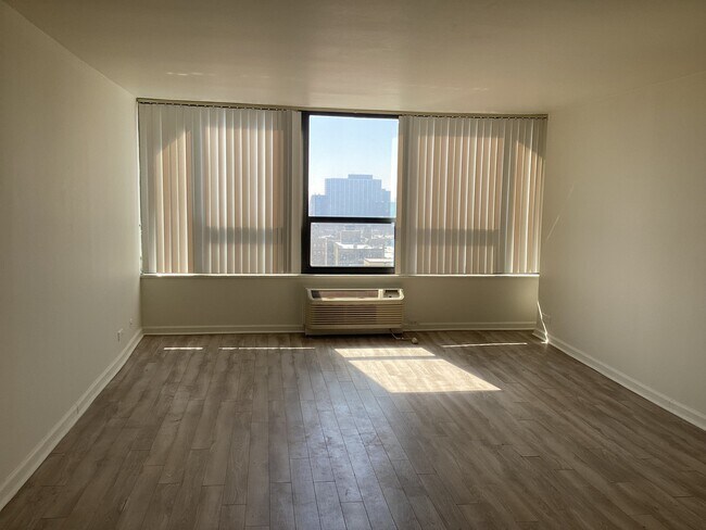 Foto del edificio - 5100 N Marine Dr