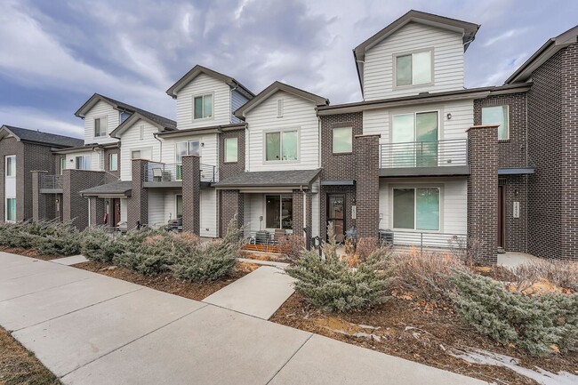 Beautiful two-story luxury townhome in highly sought after Belleview Place. Like new! - Beautiful two-story luxury townhome in highly sought after Belleview Place. Like new!