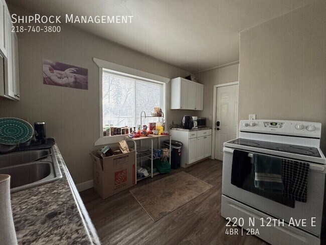 Foto del edificio - 220 N 12th Ave E