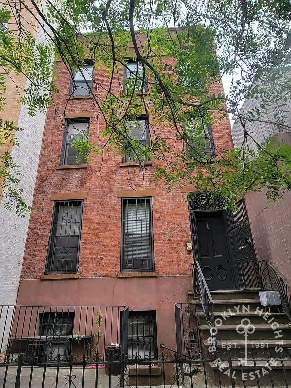 Newly Renovated 2 Bedroom Duplex with Priv... Townhome Rentals in