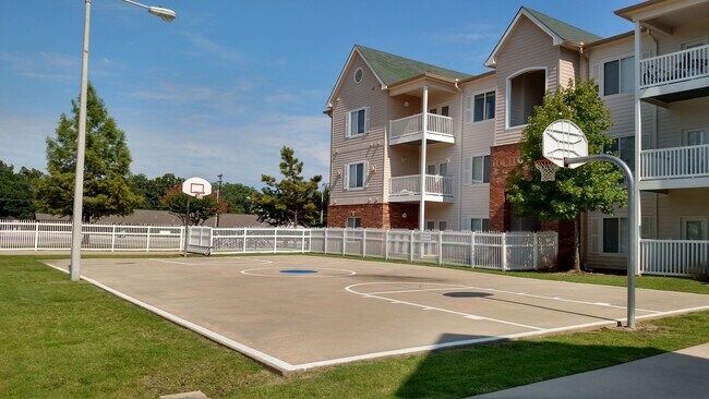 Building Photo - Close to Campus  3 bed 3 bath Condo