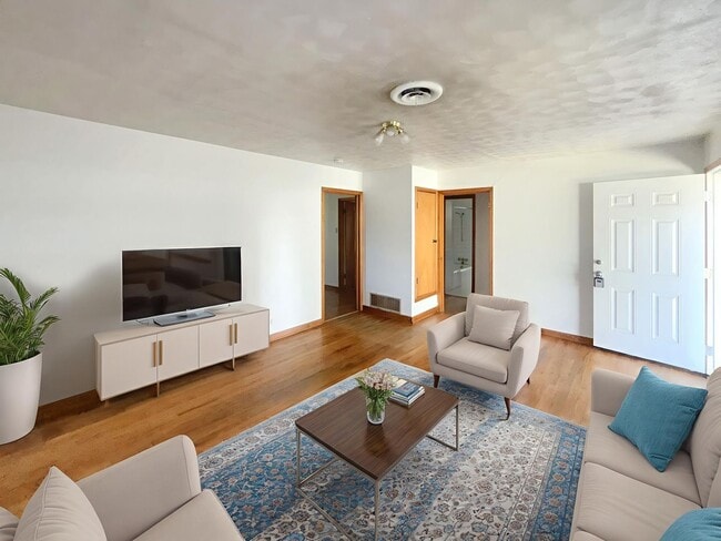 Foto del edificio - Cozy 3-Bedroom Brick Home with Covered Pat...