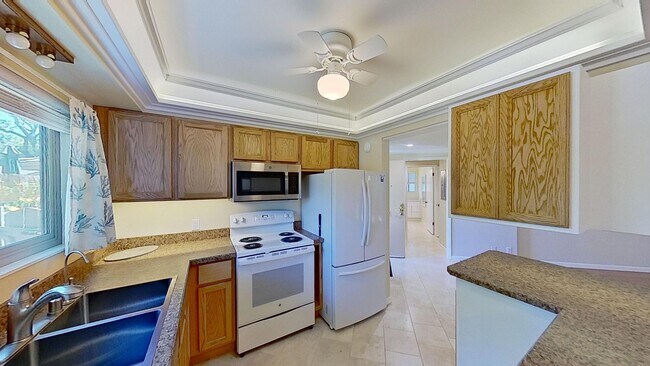 Foto del edificio - Spacious 2 BED/ 1.5 BATH in Encino Royal (...