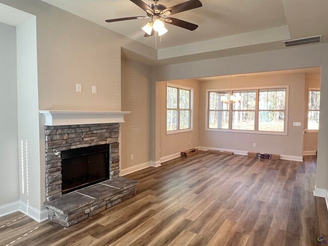 Building Photo - 134 Country World Dr