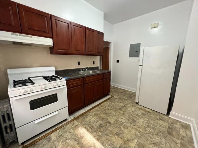Building Photo - 1 bedroom in SUNNYSIDE NY 11104