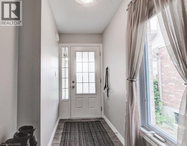 Building Photo - 404 Tealby Crescent