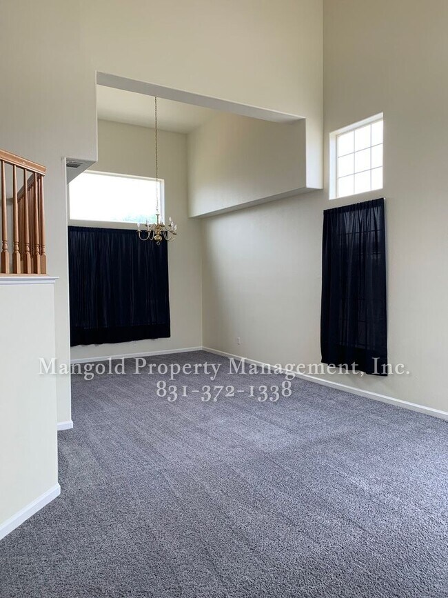 Building Photo - Spacious Home In Marina Neighborhood with ...