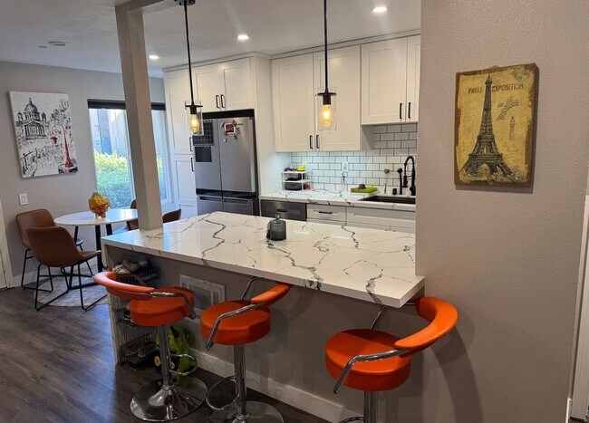 Building Photo - Stunning 2 bedroom, 1.5 bathrooms, 2 story townhouse for rent in Allure Condos in Serra Mesa!