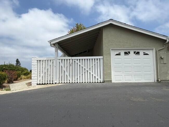 Foto del edificio - Resort-Style 55+ Living  in this Remodeled Home with Panoramic Views