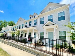 Building Photo - 1009 Pine St