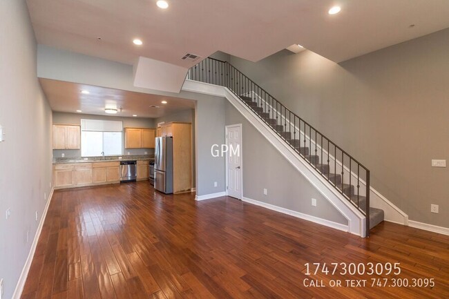 Foto del edificio - MOVE-IN SPECIAL! - LUXURY TOWNHOME IN NOHO!