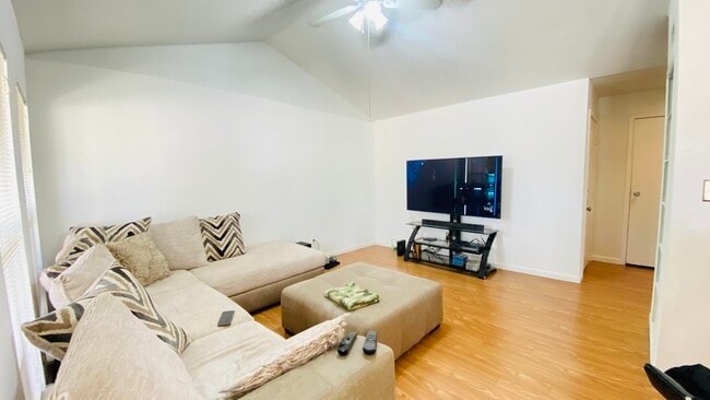 Building Photo - 977 Riverside Dr