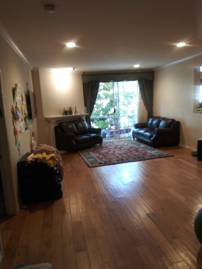 Building Photo - 1112 S Bedford Dr