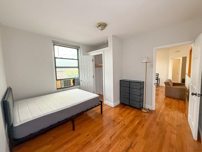 Foto del edificio - 553 E 188th St