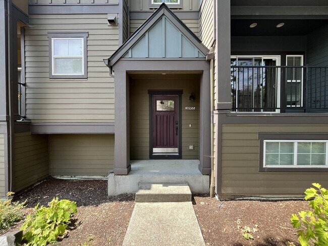 Foto del edificio - Distinctive 3-Story Tigard Townhouse with Stainless Steel Kitchen, Vaulted Ceilings & Attached 2-...