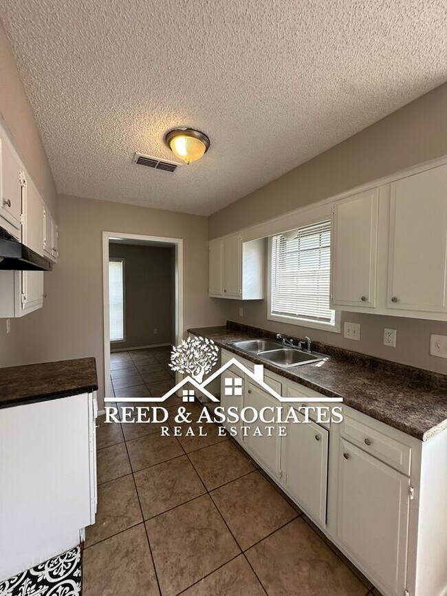 Foto del edificio - 3 Bedroom in Hickory Ridge - South Riverdale