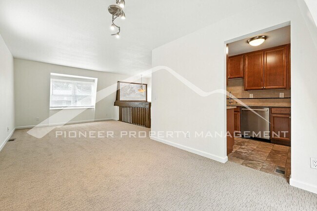 Building Photo - Charming Home with Washer/Dryer and Centra...