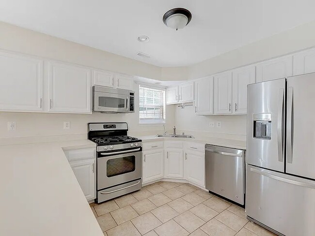 Building Photo - 6119 Oaklawn Ln