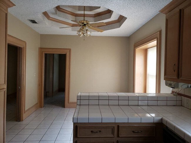 Building Photo - 4 Bed / 3 Bath / 2 Car Garage / Swimming pool