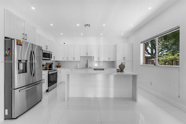 Foto del edificio - 1012 NE 35th Ave