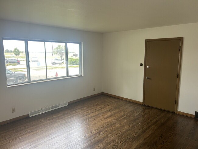 Foto del edificio - Three bedroom lower unit.