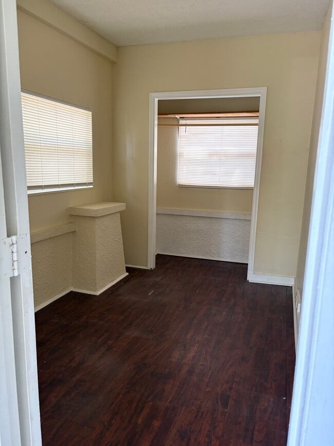 Building Photo - Large 4 bedroom 1 Bath House for rent